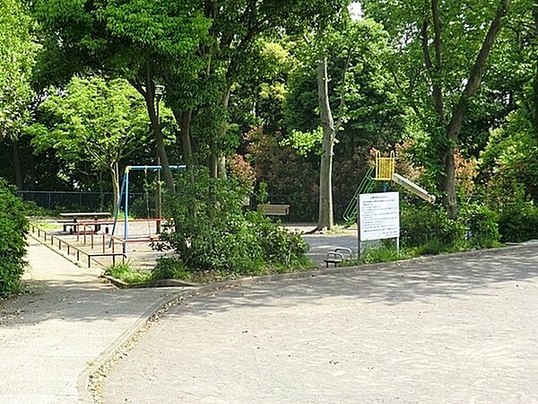 法泉公園まで220m、川沿いの住宅地にある広い広場の公園。緑に囲まれた心地よい空間。