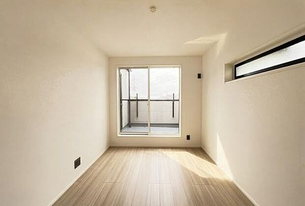 《子供部屋》　■お子様の成長を優しく見守る、明るい子供部屋。遊んだり、学んだり、時には一人の時間を過ごしたりと健やかな毎日を育む大切な場所。未来への第一歩を育む、かけがえのない空間です。