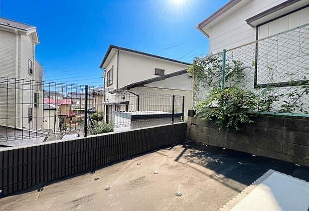 《庭》　■暮らしに彩りを添える、ちょっとしたお庭のある新築一戸建。ガーデニングを楽しんだり、休日には心地よい外時間を。大きすぎないからこそ手入れもしやすく、家族の暮らしに寄り添うスーペース。