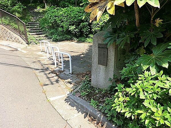 仏向町第二こなら公園まで612m、栗の沢バス停下車、徒歩約2分。付近に横浜新道があります。