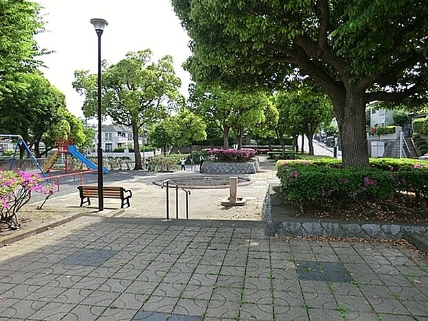 霞が淵公園まで507m、遊具スペースと広場が分かれているので安心して遊べます。