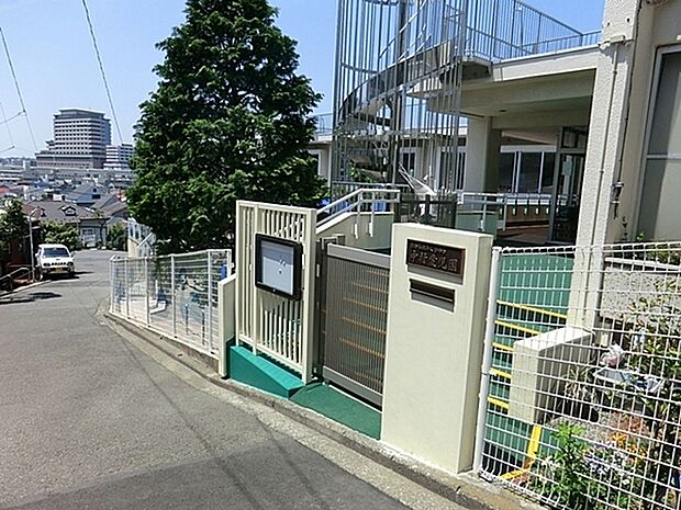 中村愛児園まで766m、キリスト教の精神に基づいた保育理念で朝のひとときにお祈りの時間があります。近隣の園外散歩で四季折々の自然に触れ合います。