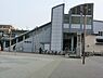 周辺：相鉄線瀬谷駅まで1650m、地下1階・地上10階建ての「ライブゲート瀬谷」が屋根付きのペデストリアンデッキで駅と直結された。1・2階は商業施設。