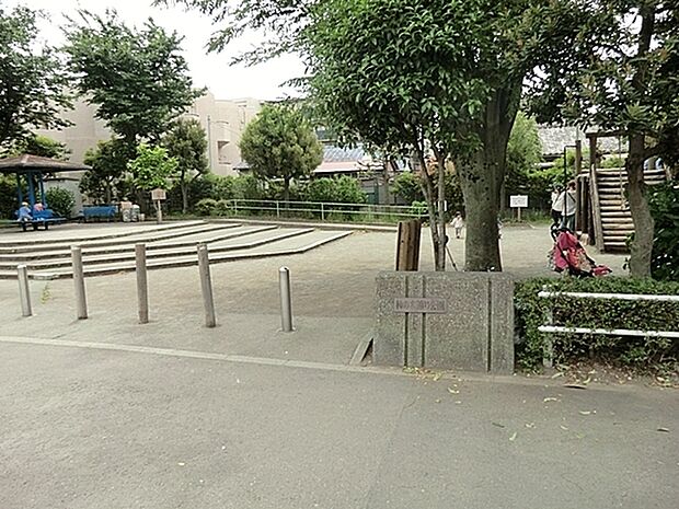 柿の木通り公園まで1228m、住宅街にある遊具もある大きな公園。公園の設備には水飲み・手洗い場があります。遊び場には砂場、複合遊具があります。