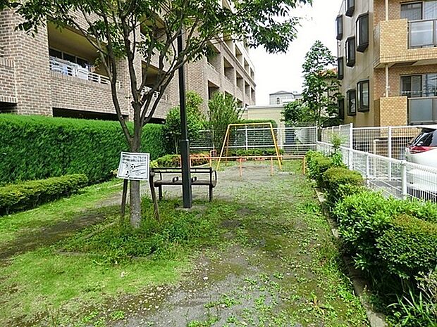 ヤマボウシ公園まで896m、住宅街のスタンダードな公園です。公園の設備には水飲み・手洗い場があります。遊び場には砂場、ブランコがあります。