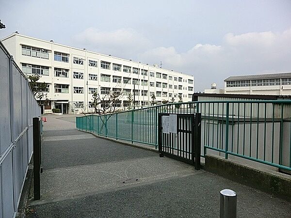 横浜市立笹野台小学校まで475m