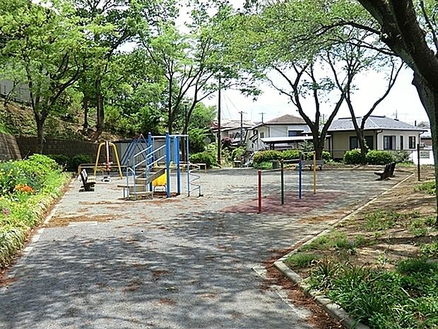 下倉田第一公園まで745m、滑り台、ブランコ、鉄棒、シーソーがあります。