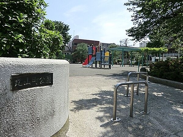 丸山町公園まで209m、四角く広い広場に遊具、ベンチなどがあります。 複合遊具やブランコ、砂場や鉄棒、健康遊具と遊べるスペースも充実。