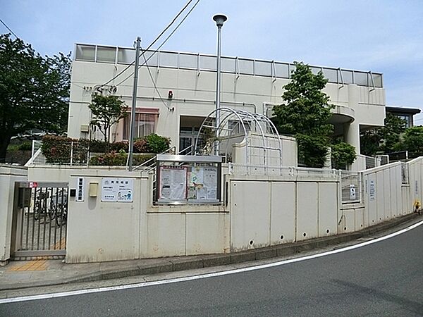 汲沢保育園まで272m、街路地は桜並木が続く自然に恵まれた環境にあります。子どもたちの笑顔がはじける地域に根差した保育園です。