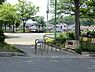 周辺：白山道公園まで367m、住宅街の十分な広さの公園です。きれいに整備された気持ちの良い空間で遊べます。