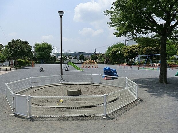 桂台第二公園まで75m、遊具は小さめの滑り台、ブランコ、お砂場、ドーム型ジャングルジム、高さが三段階ある鉄棒があります。
