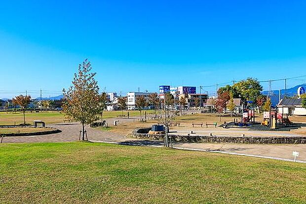 えんま堂公園まで730m、こども向けの遊具や芝生広場、水遊び場、砂場もある公園。