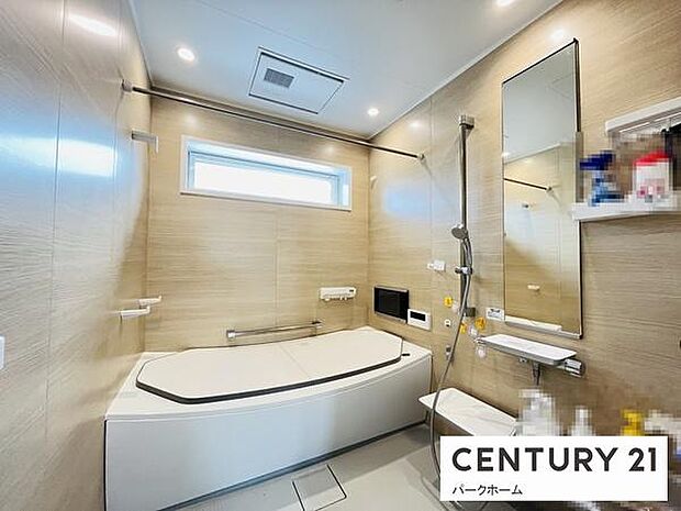 【バスルーム】日々の疲れを癒すバスルームです！一般的なお風呂よりも大きくゆったりできます！また浴室TV付も嬉しいポイントです！