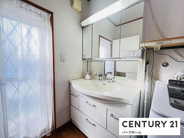 【洗面スペース】大きな鏡付きの洗面化粧台！隣に勝手口があり、使い勝手も良く明るい空間になります！