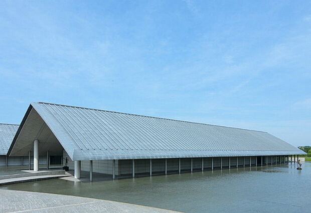 佐川美術館まで1380m、【開館時間】9:30〜17:00　比叡山・比良山を望む琵琶湖の畔にある美術館です。