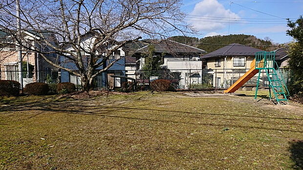 桜谷第4児童遊園地まで200m、少し狭いですが、桜が綺麗な公園です。