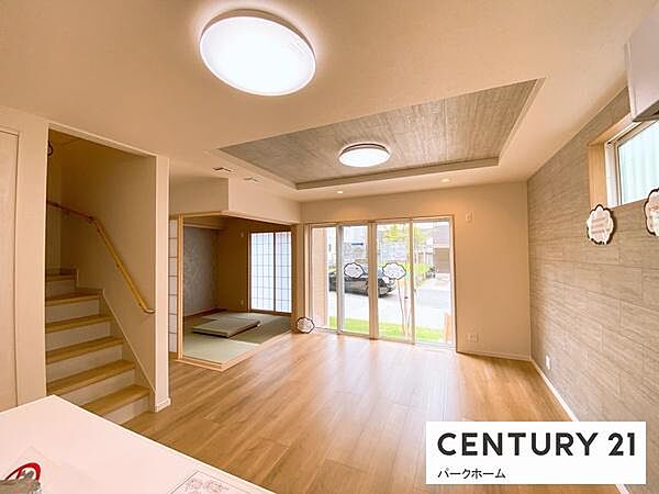 【リビング】和室とつながるリビングルームは、明るい陽光がたっぷり入り込む空間！