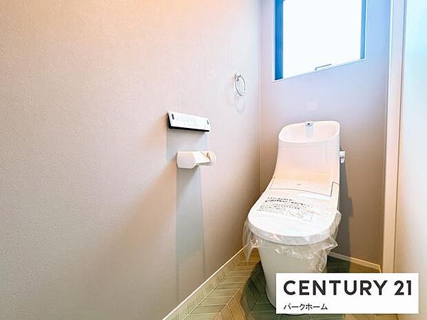 【トイレ】スッキリとしたデザインの温水洗浄便座付きトイレ。