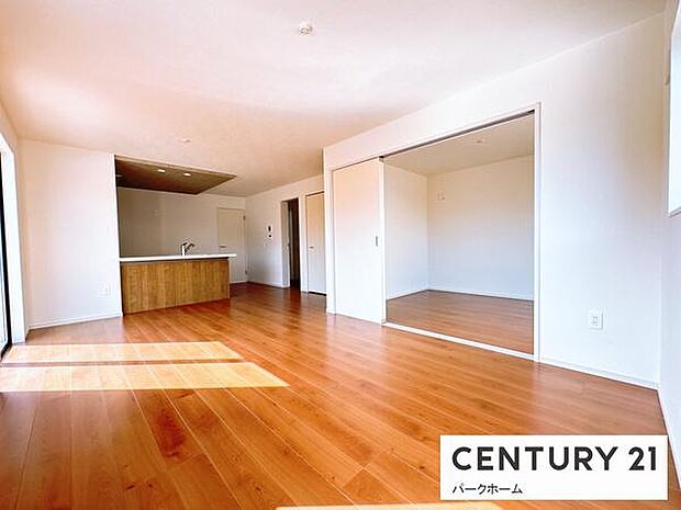 【リビング】採光が十分な明るいリビング空間です！