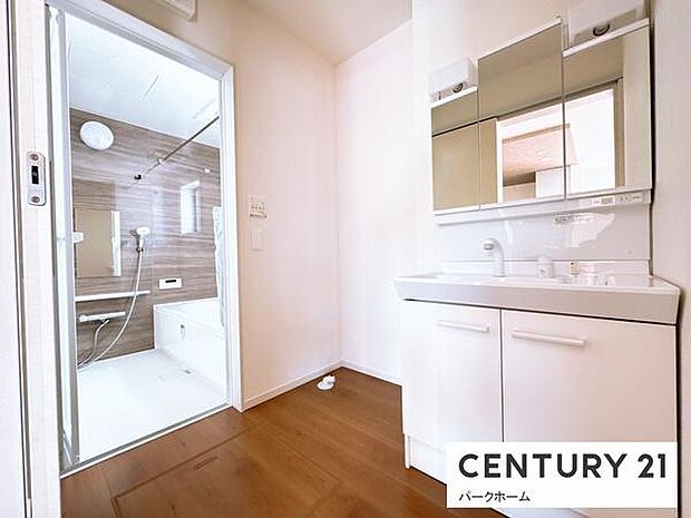 【洗面所】洗面化粧台三面鏡で収納力たっぷりです!