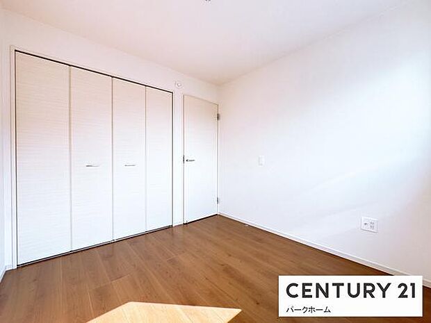 【洋室】明るい陽射しが入ります。