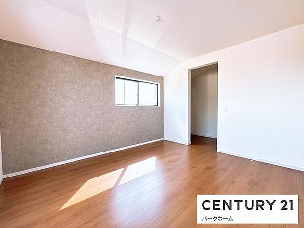 アクセントクロスと床材が素敵です!