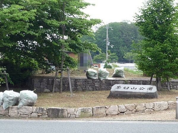 茶臼山公園まで1100m、【開館時間】8:40～17:25【休館日】土曜・日曜・祝休日、年末年始（12月29日から翌1月3日）