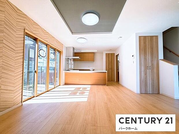 【リビング】明るいリビングです!陽当たりも良く、気持ちのいいリビングになっております。