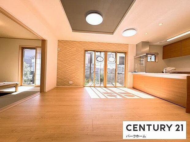 大きな窓から心地よい光と風が入るリビングです。