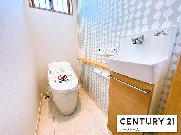 【トイレ】スッキリとしたタンクレストイレの温水洗浄便座付きトイレ!