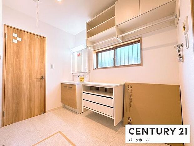 【洗面所・脱衣室】広めの脱衣所で衣類やタオルの片づけも出来るスペースがあります!