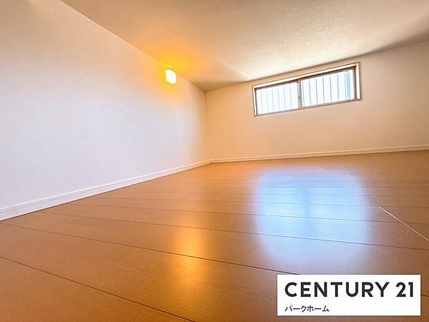 大容量の収納スペースが確保できる小屋裏収納付き!階段で上り下りできるので、使い勝手もいいです!