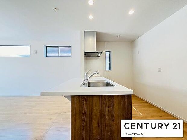 【リビング】採光面が多く明るいリビングです。