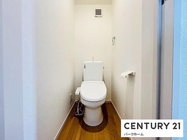 【トイレ】スッキリとしたデザインの温水洗浄便座付きトイレ!