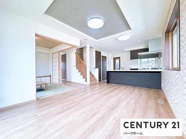 【1階 リビング】ゆったりと寛げてコミュニケーションが広がりやすいレイアウトです!