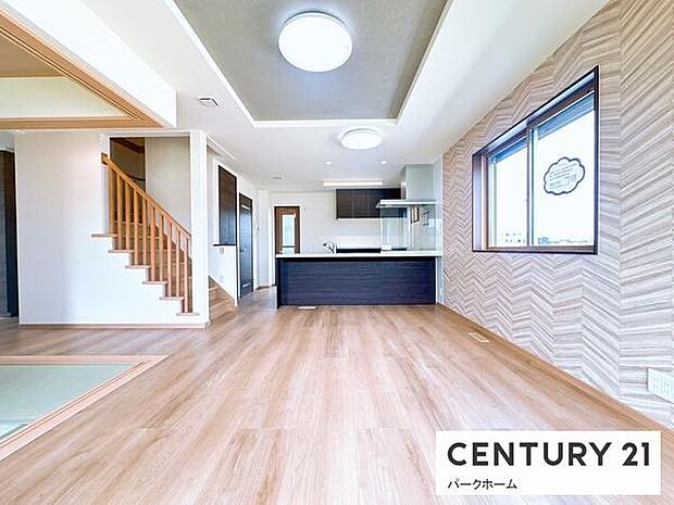 【1階 リビング】ゆったりと寛げてコミュニケーションが広がりやすいレイアウトです!