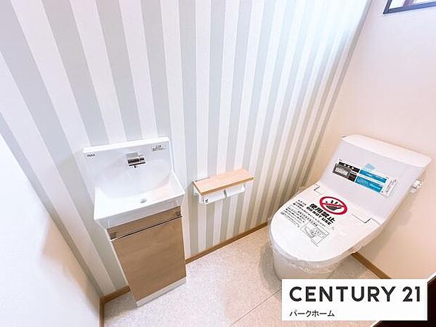 すっきりとしたデザインの、温水洗浄便座付きトイレです。大きな形状の手洗いボウルが嬉しいですね。