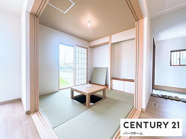 楽な姿勢でくつろげる、掘りごたつのある和室。