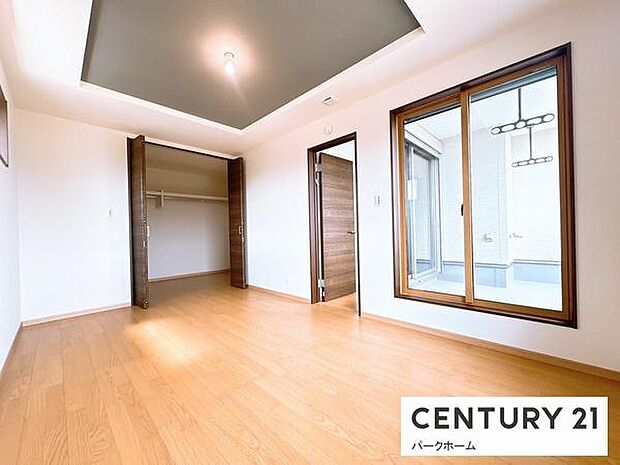 【洋室】日当たりも良く、明るい生活ができますよ!収納もばっちり!