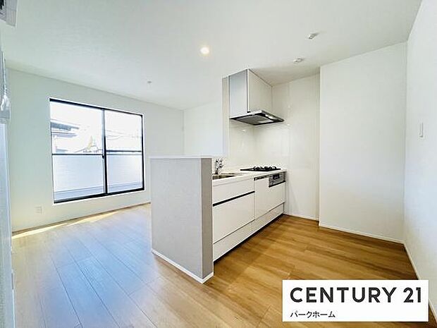 【リビング】明るいリビングです!陽当たりも良く、気持ちのいいリビングになっております。