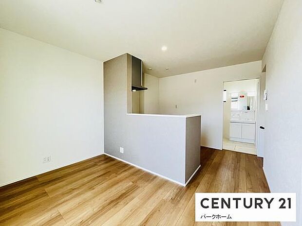 【リビング】明るいリビングです!陽当たりも良く、気持ちのいいリビングになっております。