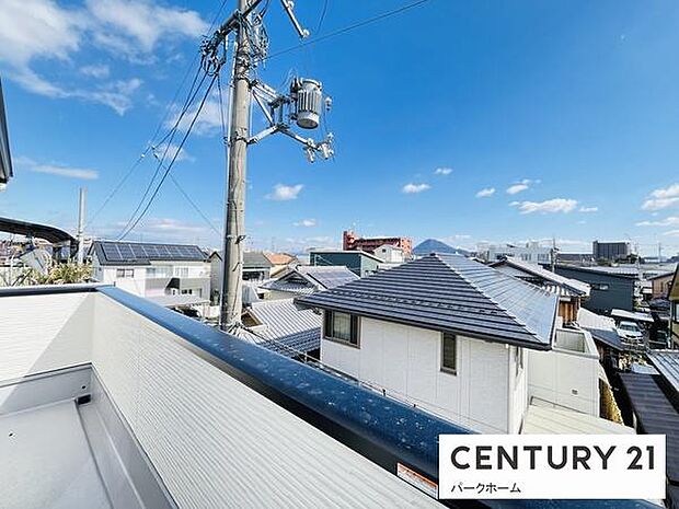 【バルコニー】日当たりの良い広々したバルコニーで洗濯物も楽ちん!