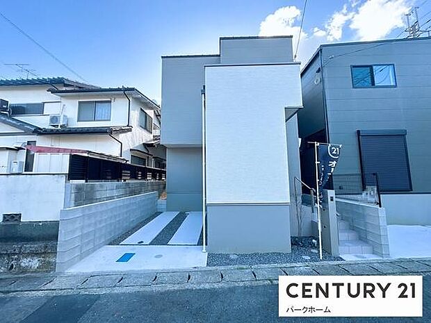 落ち着いた住宅街の一画。前面道路は見通しがよく、車の出し入れもしやすい環境です