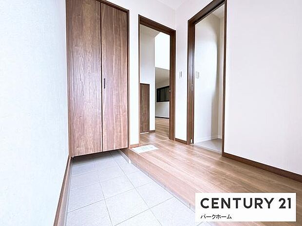 【玄関】玄関スペースです!収納も完備!