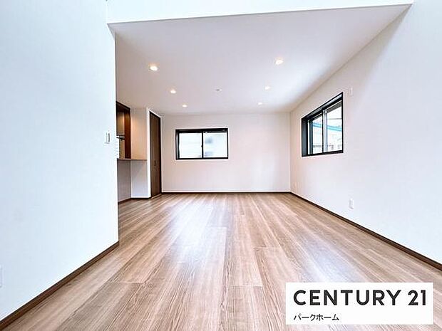 採光が十分な明るいリビング空間になっています!大きい窓があり日中を通し明るいリビングです!