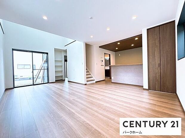 【リビング】陽当たりが良く、気持ちのいいリビングになっております。