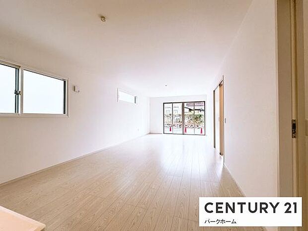 【リビング】採光が十分な明るいリビング空間です！