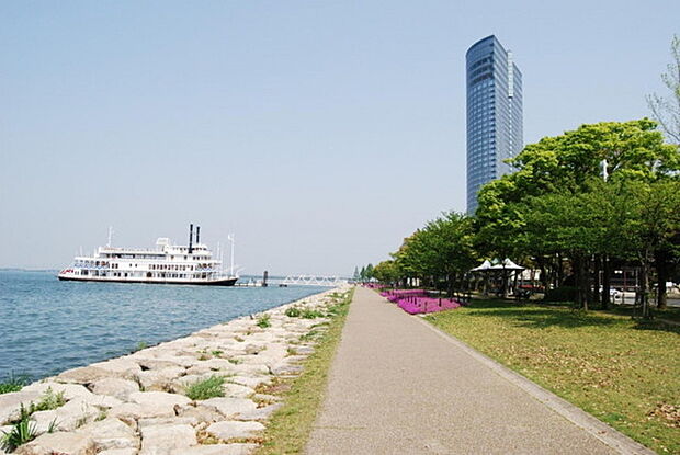 大津湖岸なぎさ公園まで750m、比叡山と琵琶湖に囲まれたなぎさ公園。遠方には琵琶湖ホテルや大津港びわ湖花噴水を望むことができる。