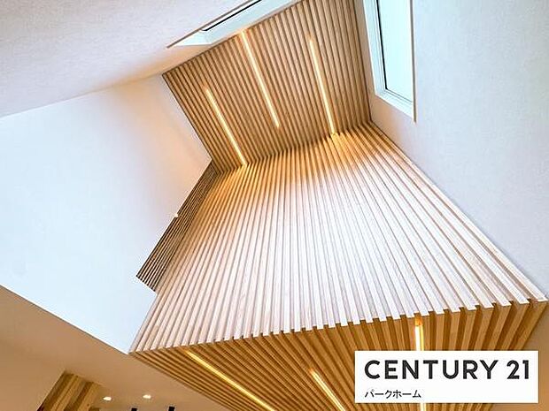 【リビング＆ダイニング】吹き抜けを大きくとっており、明るく広々した大空間を演出しています！