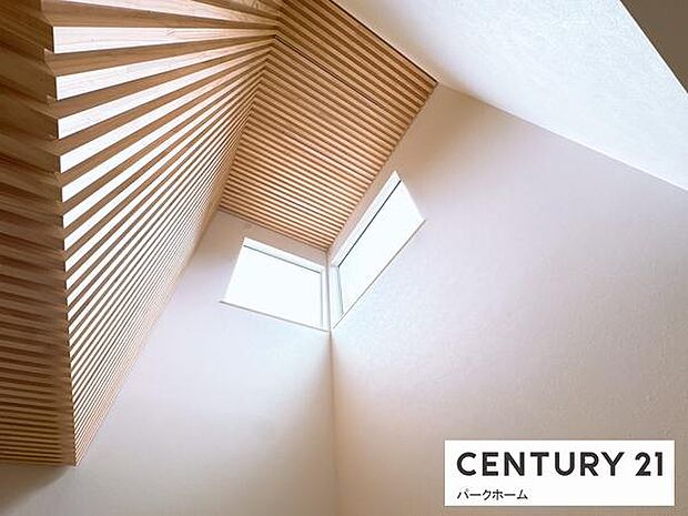 【リビング＆ダイニング】吹き抜けを大きくとっており、明るく広々した大空間を演出しています！